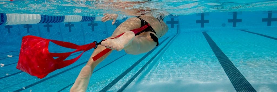 Allenare la forza in acqua con il paracadute - di Mattia Santi