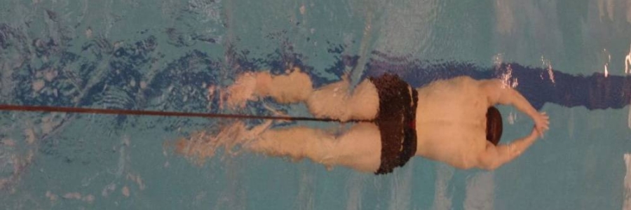 Allenare la Partenza Nuoto con l'Elastico per Nuoto Frenato