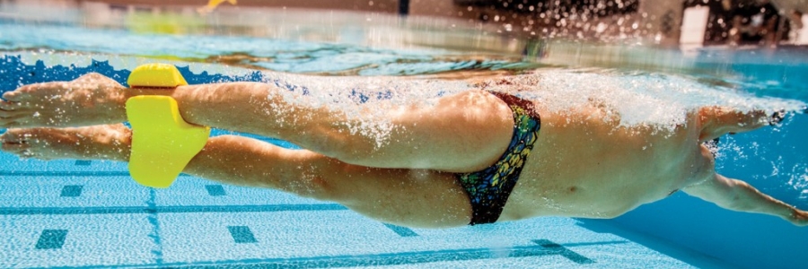 Allenamento in piscina? Ecco 3 buone ragioni per usare 1 attrezzo che ne vale 2!