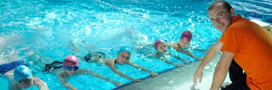 Lezioni di nuoto per bambini: premesse per aiutarlo a imparare