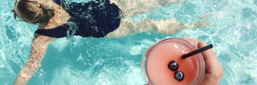 Caldo e nuoto: nuotare sicuri è meglio.
