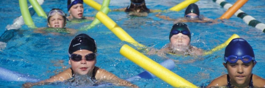 Tubi galleggianti da piscina, come usarli al meglio
