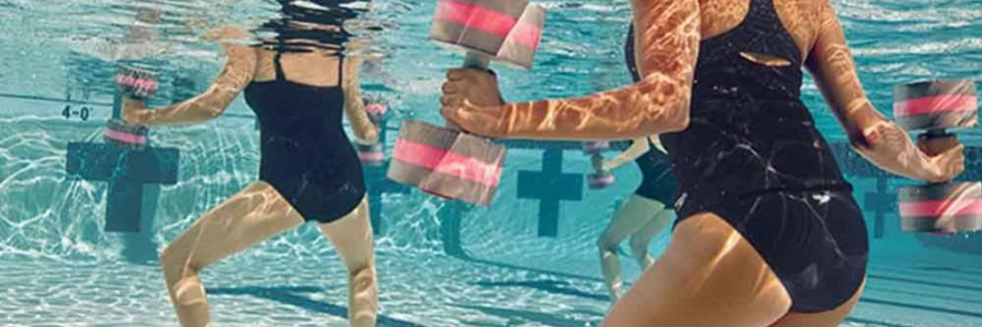 Allenamento Aquagym con manubrio acquafitness di Emily Milak