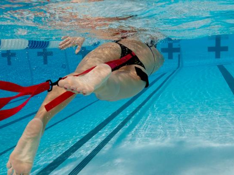 Allenare la forza in acqua con il paracadute - di Mattia Santi