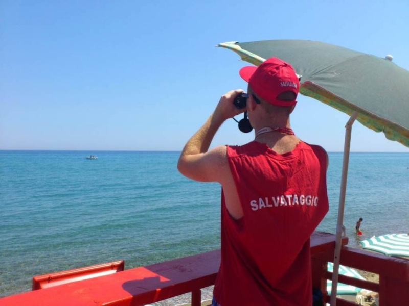 Maglietta e Costume Salvataggio per Bagnini e Bagnine. Nuova Linea SwimmerShop.