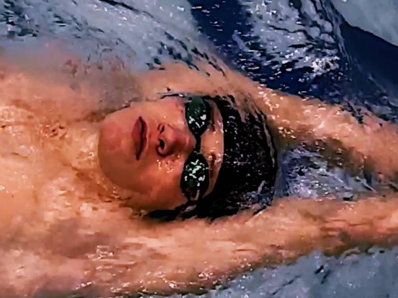 Esercizio Nuoto Dorso: Gambe e Occhialini