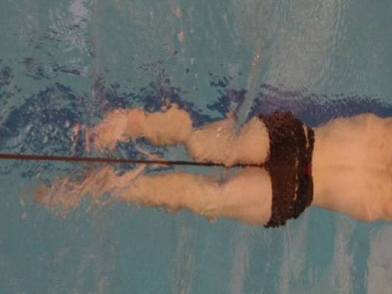 Allenare la Partenza Nuoto con l'Elastico per Nuoto Frenato
