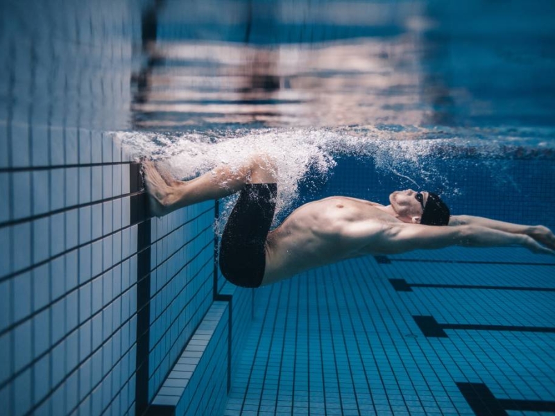 Nuoto:  la spinta dal muro, come migliorarla in 13 mosse