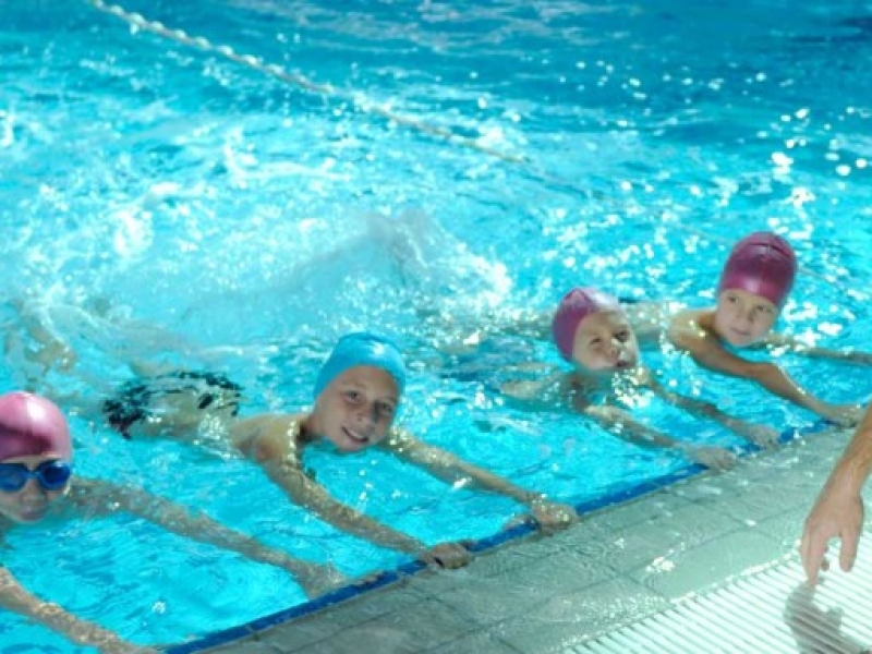 Lezioni di nuoto per bambini: premesse per aiutarlo a imparare