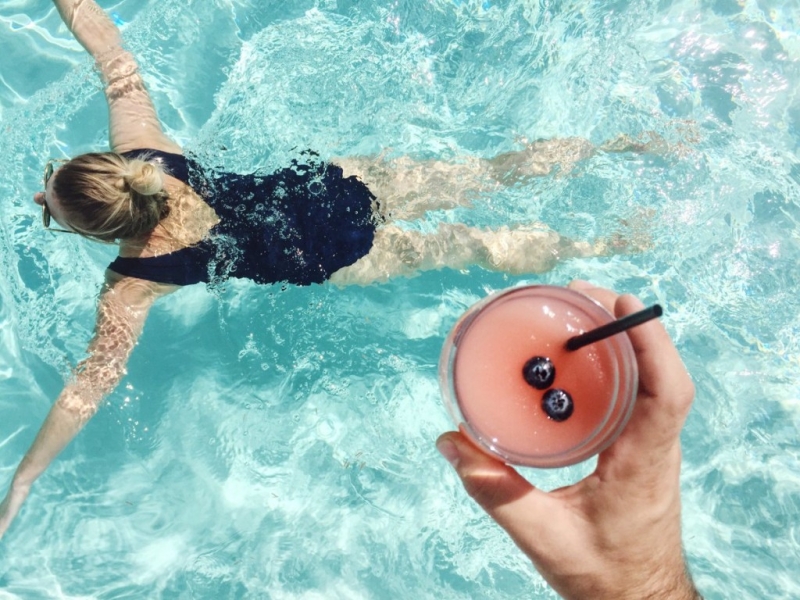 Caldo e nuoto: nuotare sicuri è meglio.