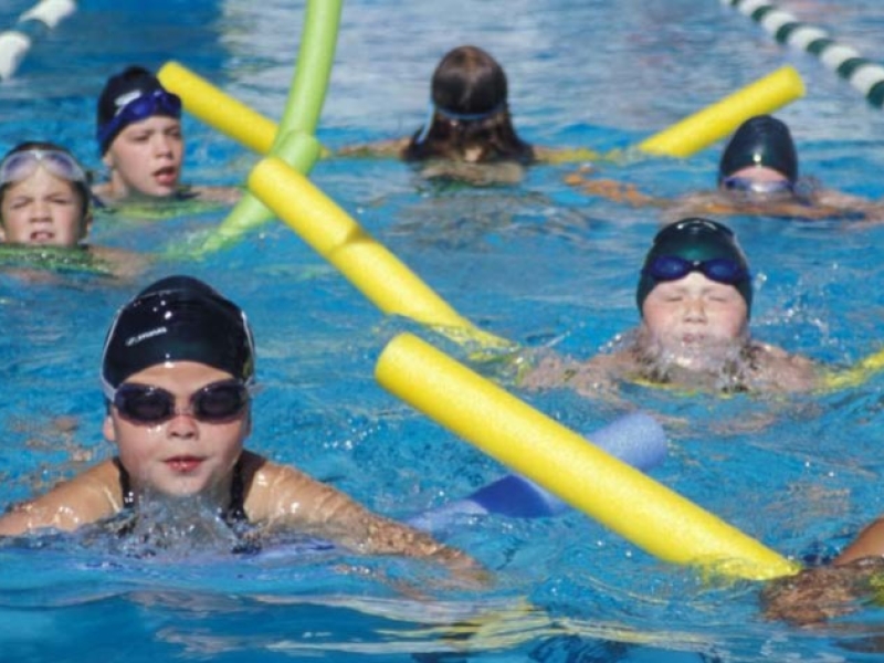 Tubi galleggianti da piscina, come usarli al meglio