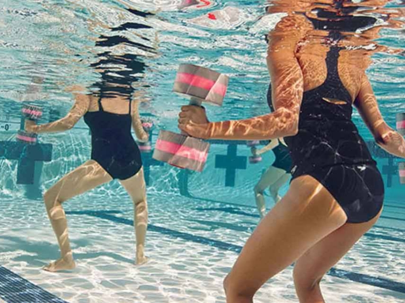 Allenamento Aquagym con manubrio acquafitness di Emily Milak